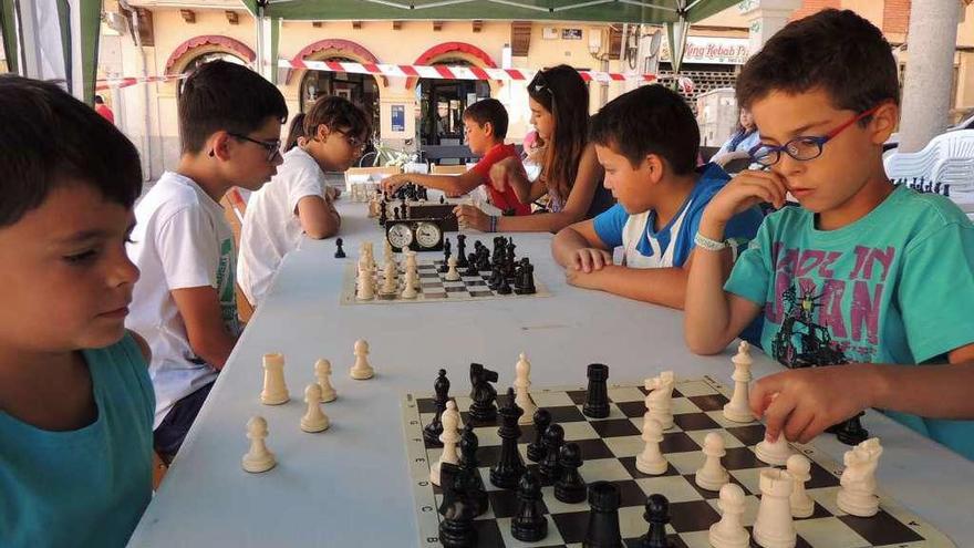 Los niños se tomaron muy en serio la actividad.