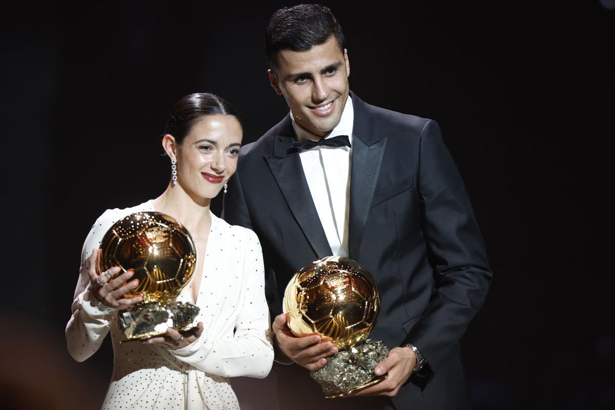Los futbolistas Rodri y Aitana Bonmati posan tras recibir el Balón de Oro 2024