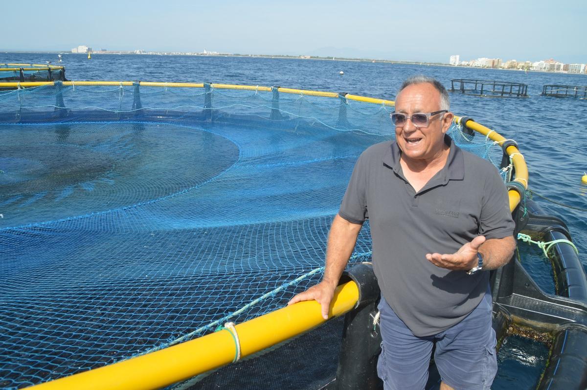 Antoni Abad a les instal·lacions d’aqüicultura de la Confraria de Roses.