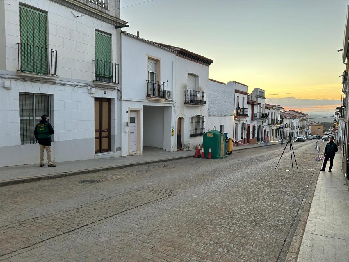 Dos agentes de la Guardia Civil ultiman los preparativos para medir y escanear la calle Hernán Cortés donde fue vista por última vez Francisca Cadenas.