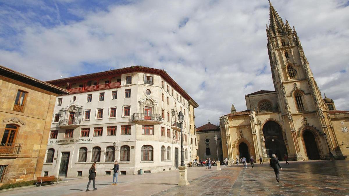 El antiguo Hogar San José, a la izquierda, junto a la Catedral.