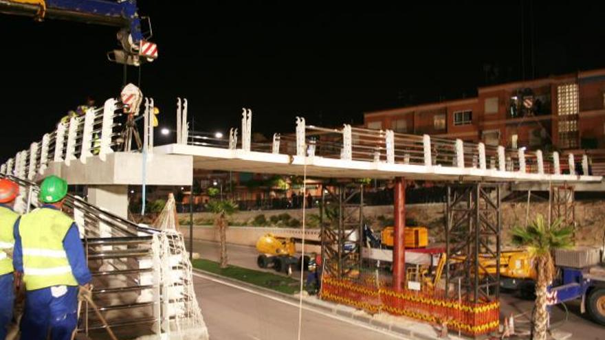 La pasarela peatonal ya está siendo colocada en la avenida Príncipe de Alcantarilla