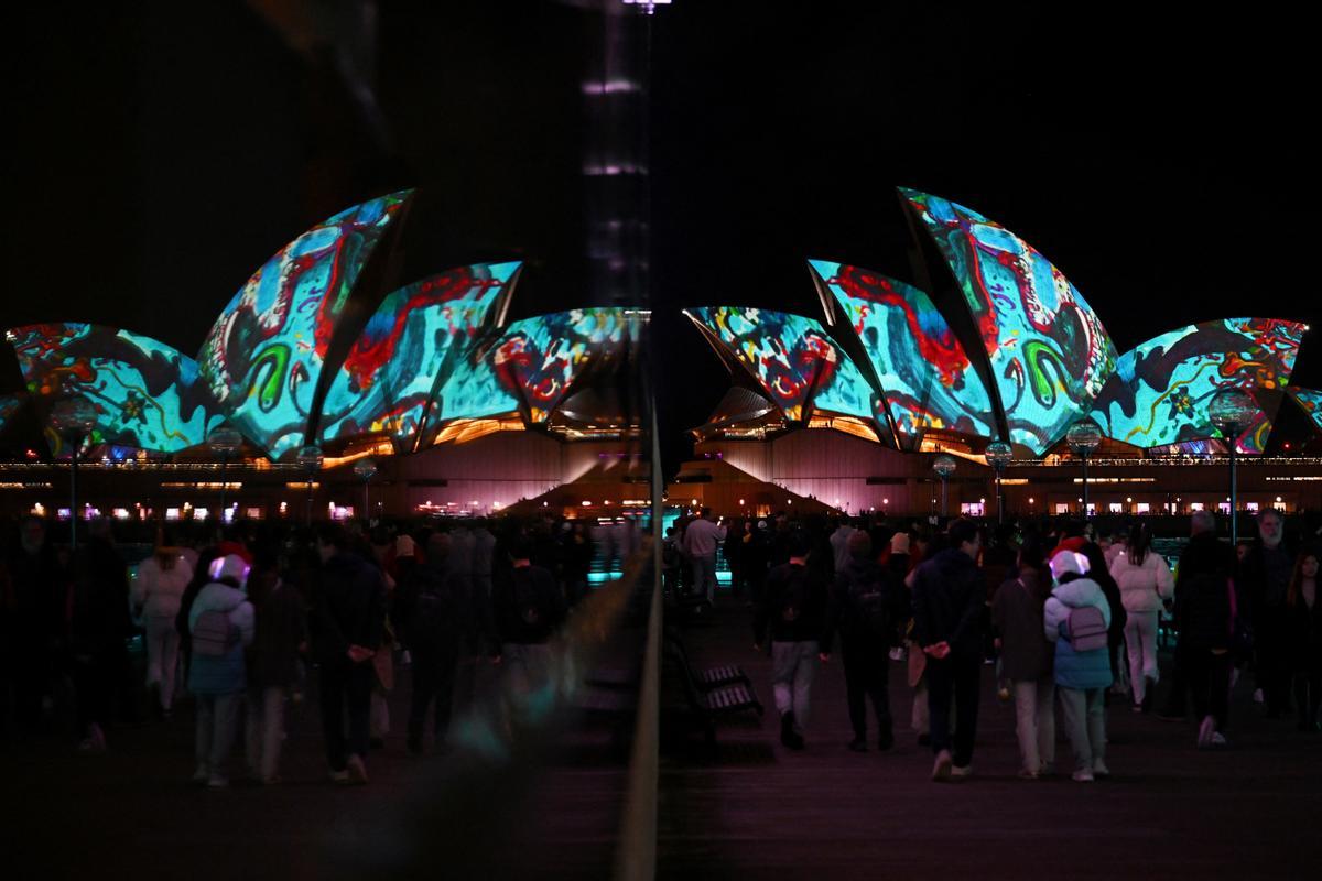 Un festival de luces tiñe de color los edificios icónicos de Sídney