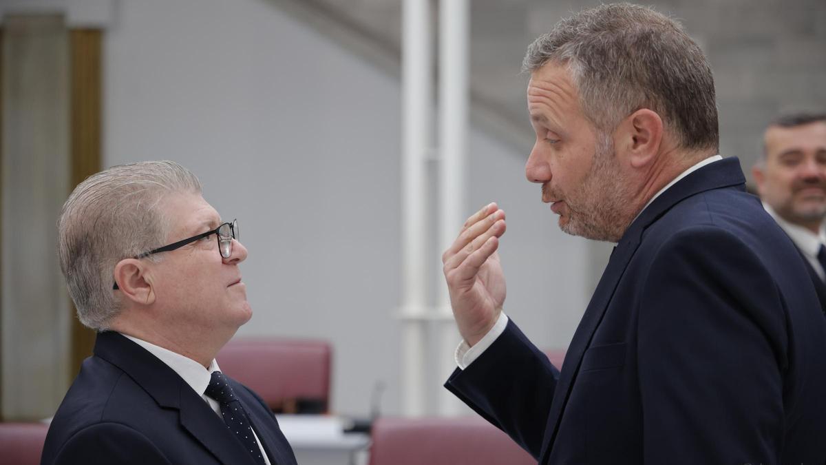 Los portavoces de los PSOE y PP en la Asamblea, José Vélez y Joaquín Segado, respectivamente.
