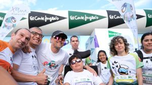 Luis Enrique corre en Barcelona por su hija Xana en una edición multitudinaria de la Cursa de El Corte Inglés
