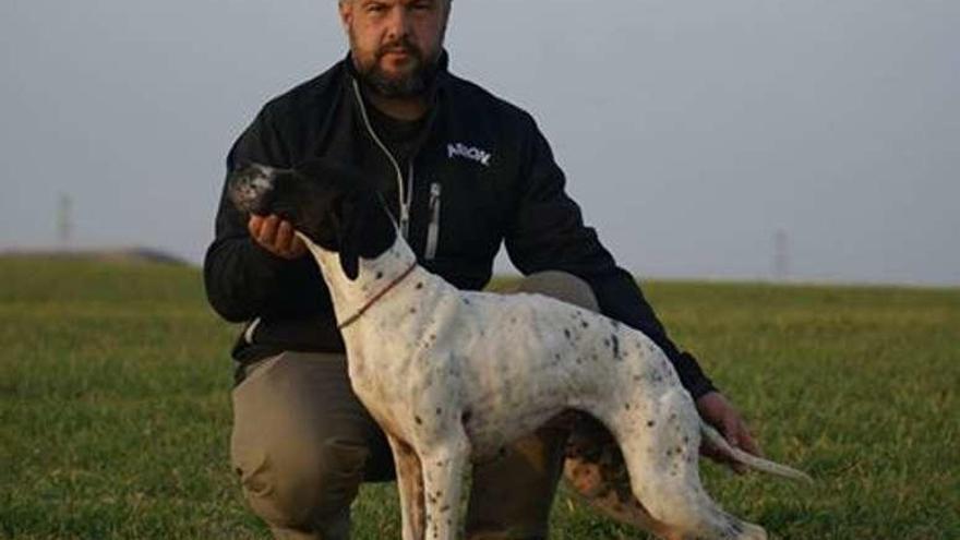 Carlos Lalín posa con su pointer Chico de Torres da Varela.