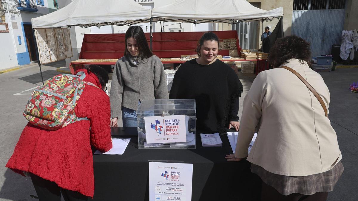 Vecinas participando del proceso.