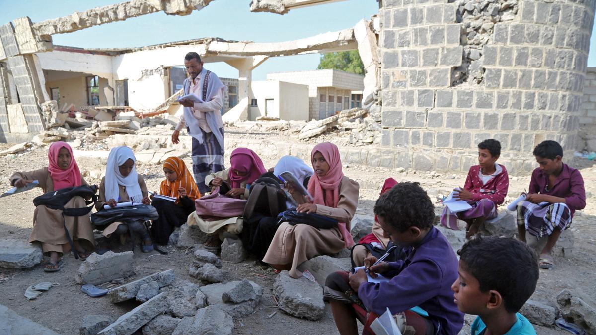 Cientos de niños de la provincia de Hodeida, en Yemen, han retomado el curso escolar en su país haciendo clases al aire libre, al encontrarse las escuelas prácticamente destruidas por la guerra.