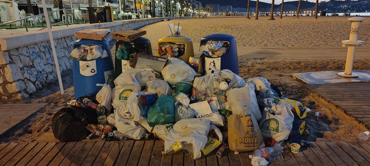 Basura amontonada tras la noche de fiesta.
