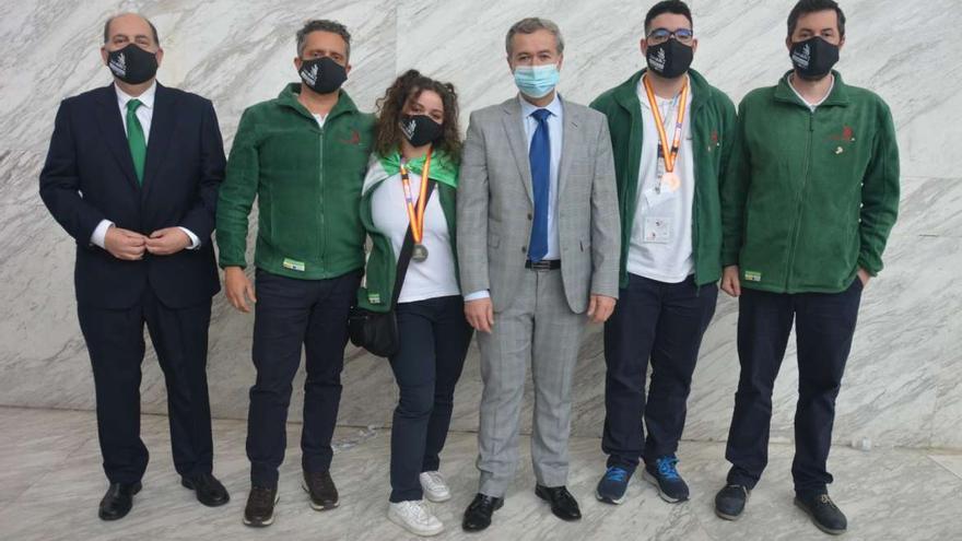 Alumnos galardonados en las olimpiadas nacionales de FP ‘SpainSkills’, con las autoridades.