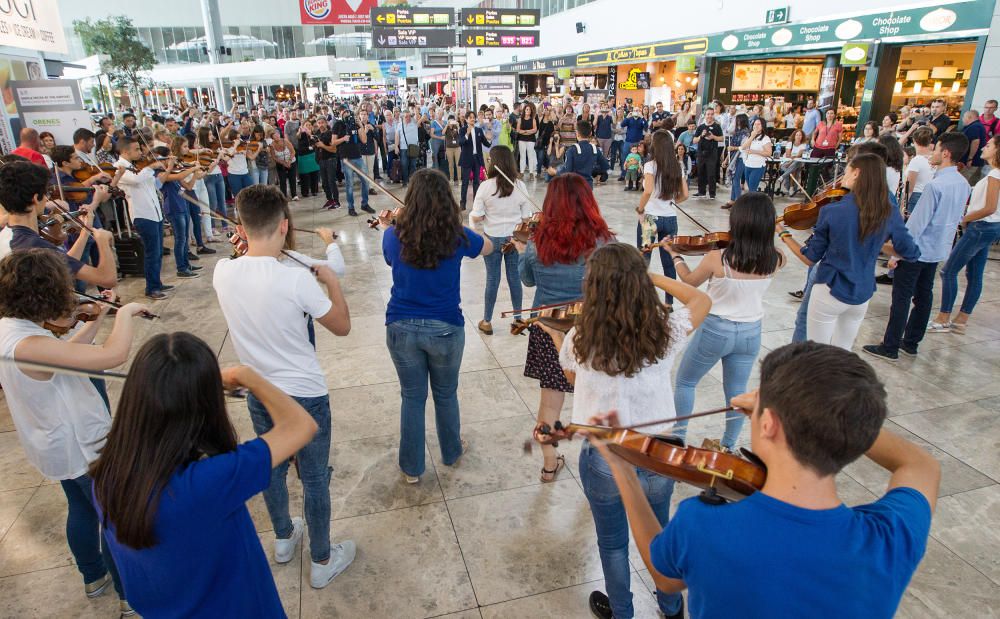 Sesenta músicos escondidos por la terminal han interpretado una pieza para celebrar el cincuenta aniversario de El Altet.