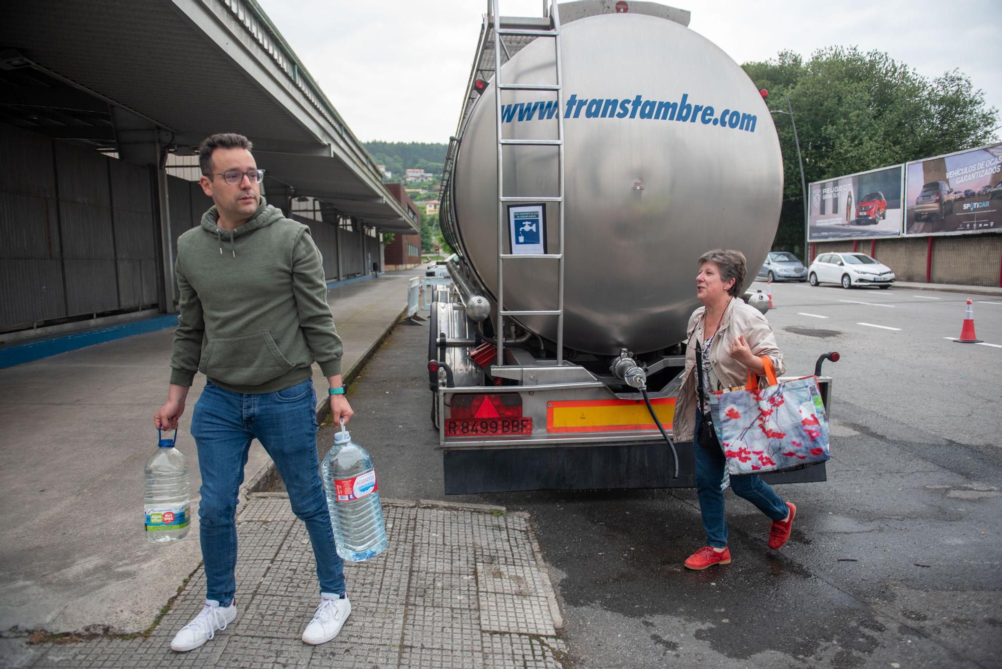 Betanzos fleta cisternas y reparte garrafas ante las restricciones de agua por la gastroenteritis