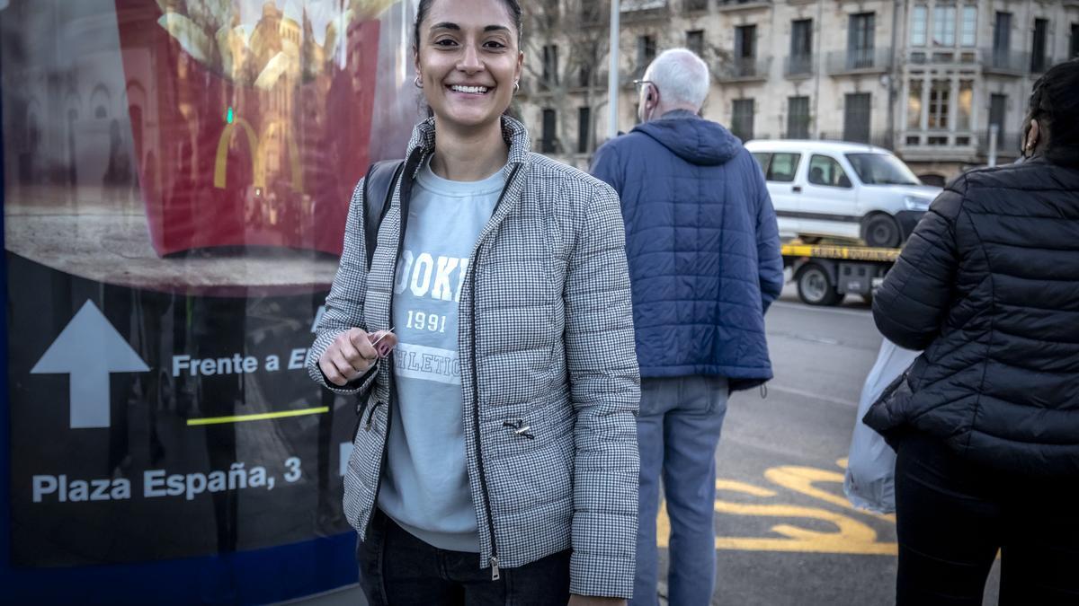 Los usuarios que tengan tarjeta Intermodal, como Estefanía Lillo, también viajan gratis en la EMT.