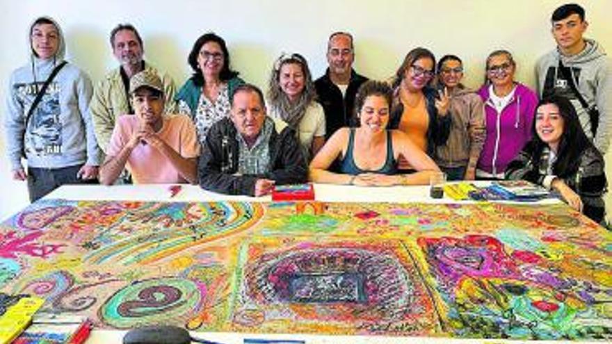 Un grupo de alumnos realizando trabajos socioeducativos artísticos