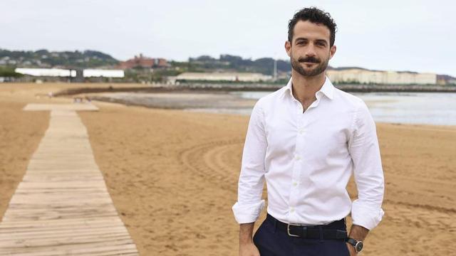 Alejandro Navazas,  en la playa de El Arbeyal. | MARIO CANTELI