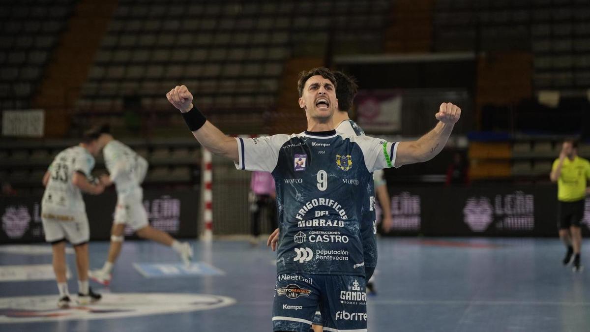 Arón Díaz Ledo celebra una acción en la primera parte del duelo ante el Ademar en León.