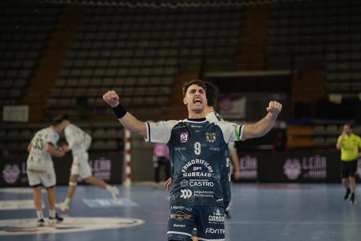 Arón Díaz Ledo celebra una acción en la primera parte del duelo ante el Ademar en León.