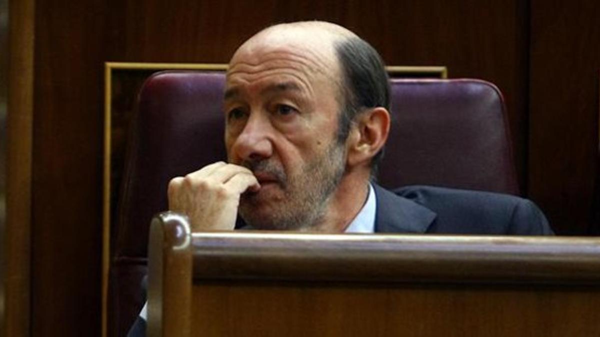 El secretario general del PSOE, Alfredo Pérez Rubalcaba, este martes en el Congreso.