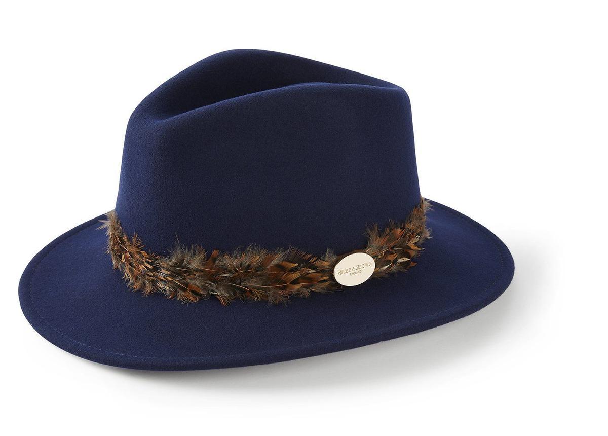 Sombrero tipo fedora en color azul y con plumas de Hicks and Brown