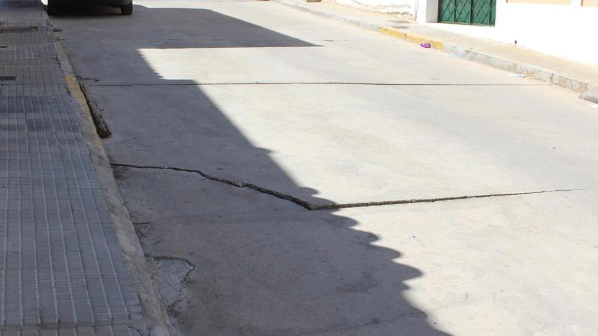 Grietas en una calle de Lucena, en imagen de archivo.