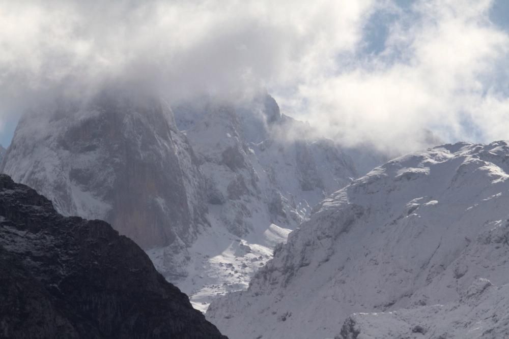 El Picu Urriellu, cubierto de nieve.