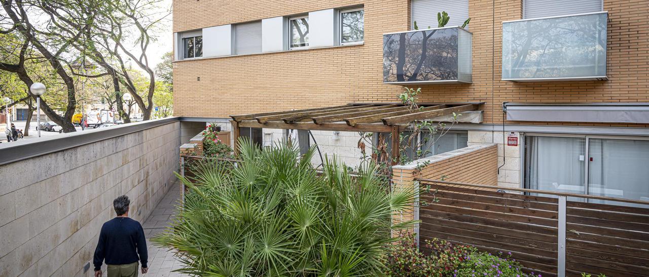 Terraza de Ferran P. en la que se han llegado a colar viajeros para trepar al balcón del piso turístico que tiene encima.