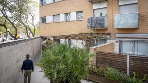 Terraza de Ferran P. en la que se han llegado a colar viajeros para trepar al balcón del piso turístico que tiene encima.