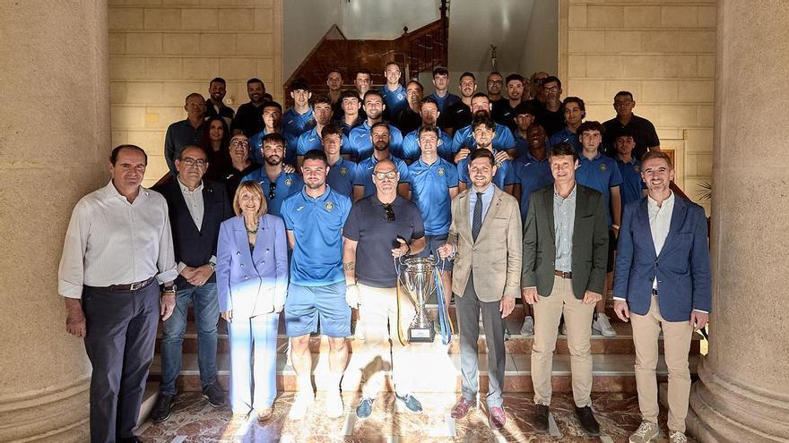 Como manda la tradición: El Club de Fútbol Gandia ofrece a la ciudad su ascenso a la Lliga Comunitat como campeón de Primera FFCV