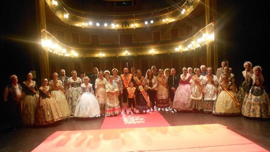 El Teatro Vico fue testigo del acto de relevo de los Vendimiadores Mayores e Infantiles .