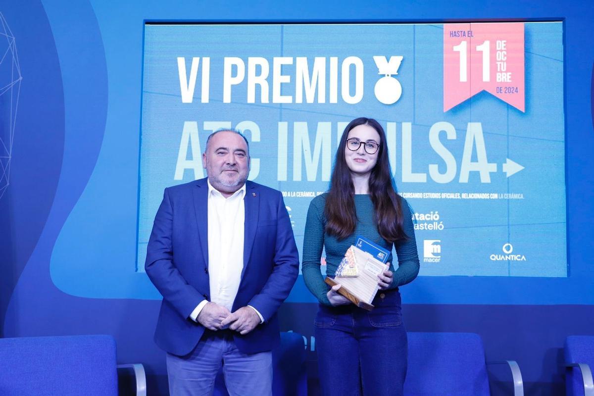Cristina Sánchez es estudiante de la UJI y su proyecto versa sobre procesos científico-tecnológicos de productos cerámicos.