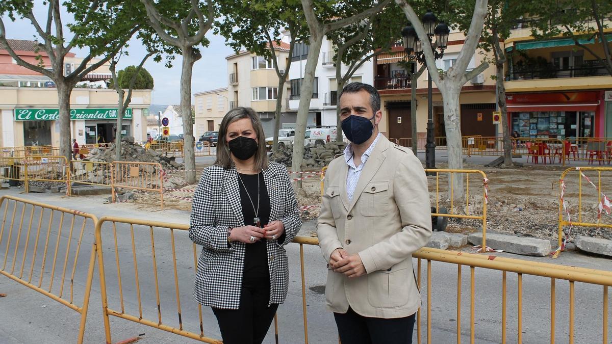 María Jesús Serrano y José Andrés García Malagón en una de las obras de Baena.