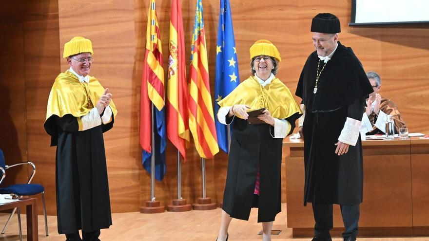 La honoris causa de la UMH de Elche Mariana Castells reclama convertir la desensibilización en herramienta global frente a las alergias a fármacos