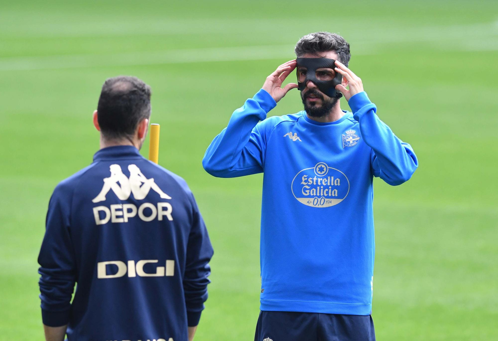 Lucas y Quiles entrenan con máscaras en Riazor