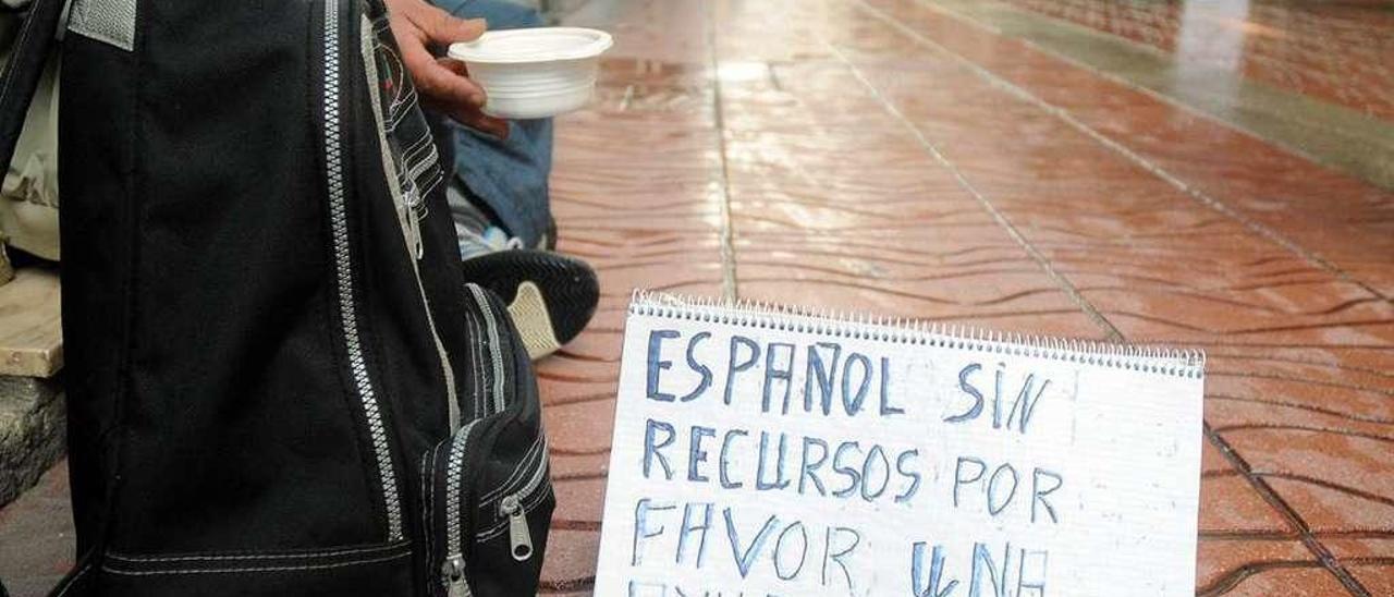 Un mendigo pide limosna en una calle de Pontevedra. // Rafa Vázquez