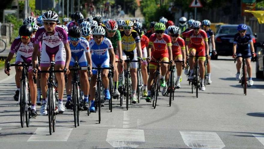 Un momento de la prueba ciclista que finalizó ayer en las calles de Cambados. // Iñaki Abella