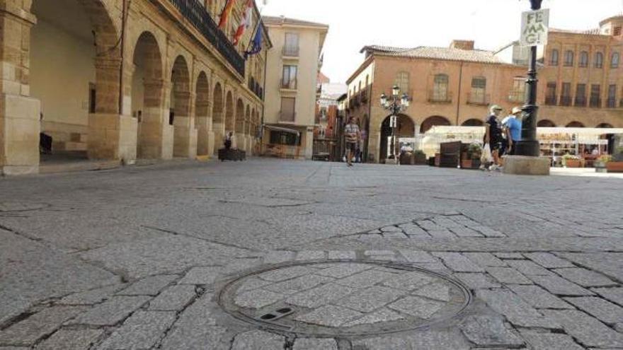 Una de las arquetas en las que se ha intervenido con las canalizaciones en la Plaza Mayor.