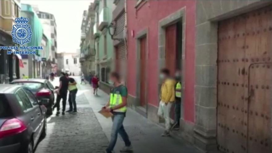 Los dos presuntos agresores a un joven en Rafael Cabrera son conducidos a sendos coches de la Policía Nacional.