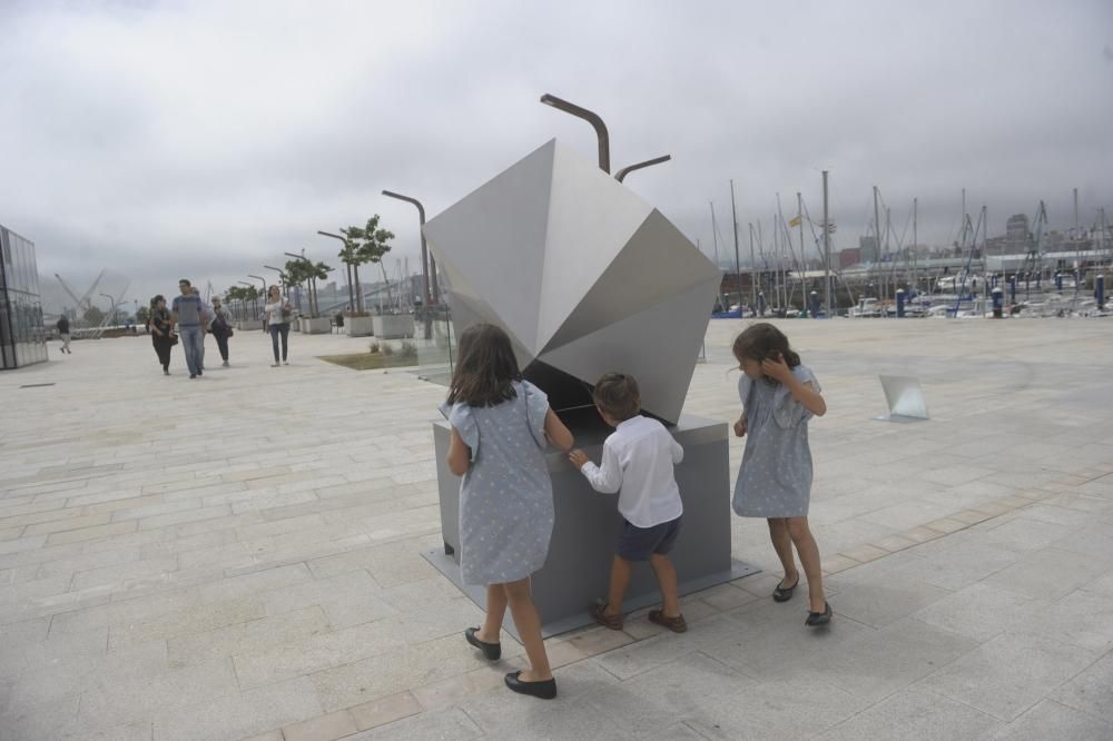 La exposición 'Ao carón do mar' reúne obras de cinco escultores en la dársena de La Marina