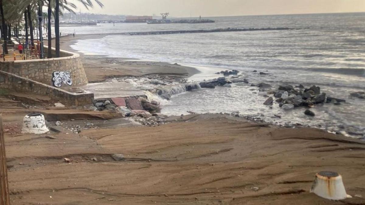 Un arroyo desaguando en la playa durante el paso de la DANA.