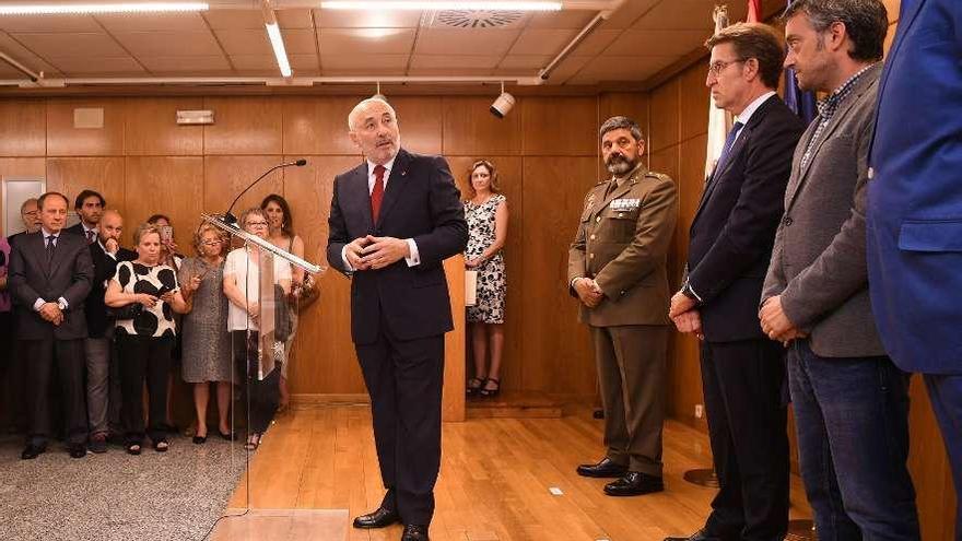 Javier Losada se dirige a Xulio Ferreiro en su acto de toma de posesión.