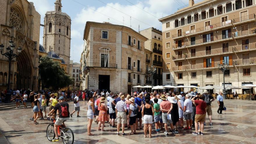 Un grupo de turistas paseando por Ciutat Vella.