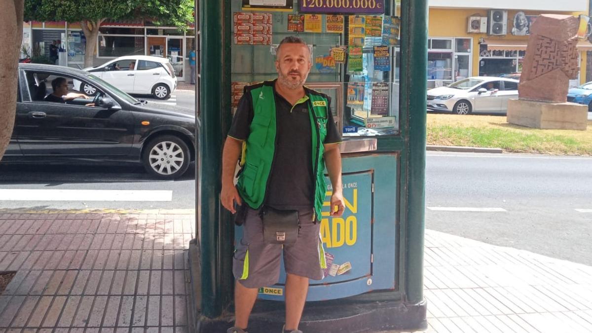 José David Santana, vendedor de la ONCE en Puerto del Rosario, hoy, junto a su punto de venta.