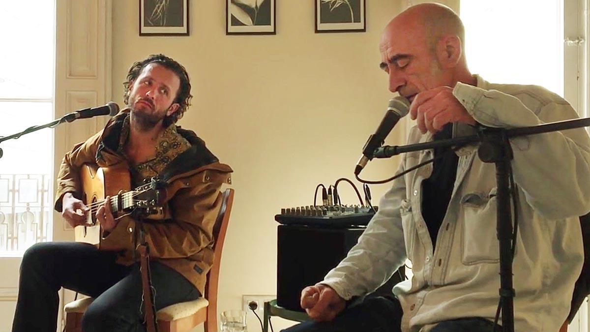 Iñaki Nazabal e Ian Sala actúan en un piso de Gràcia durante su gira por salas de estar.   