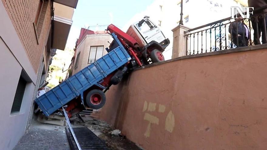 Aparatoso accidente de un camión en la cuesta del Seminario de Orihuela