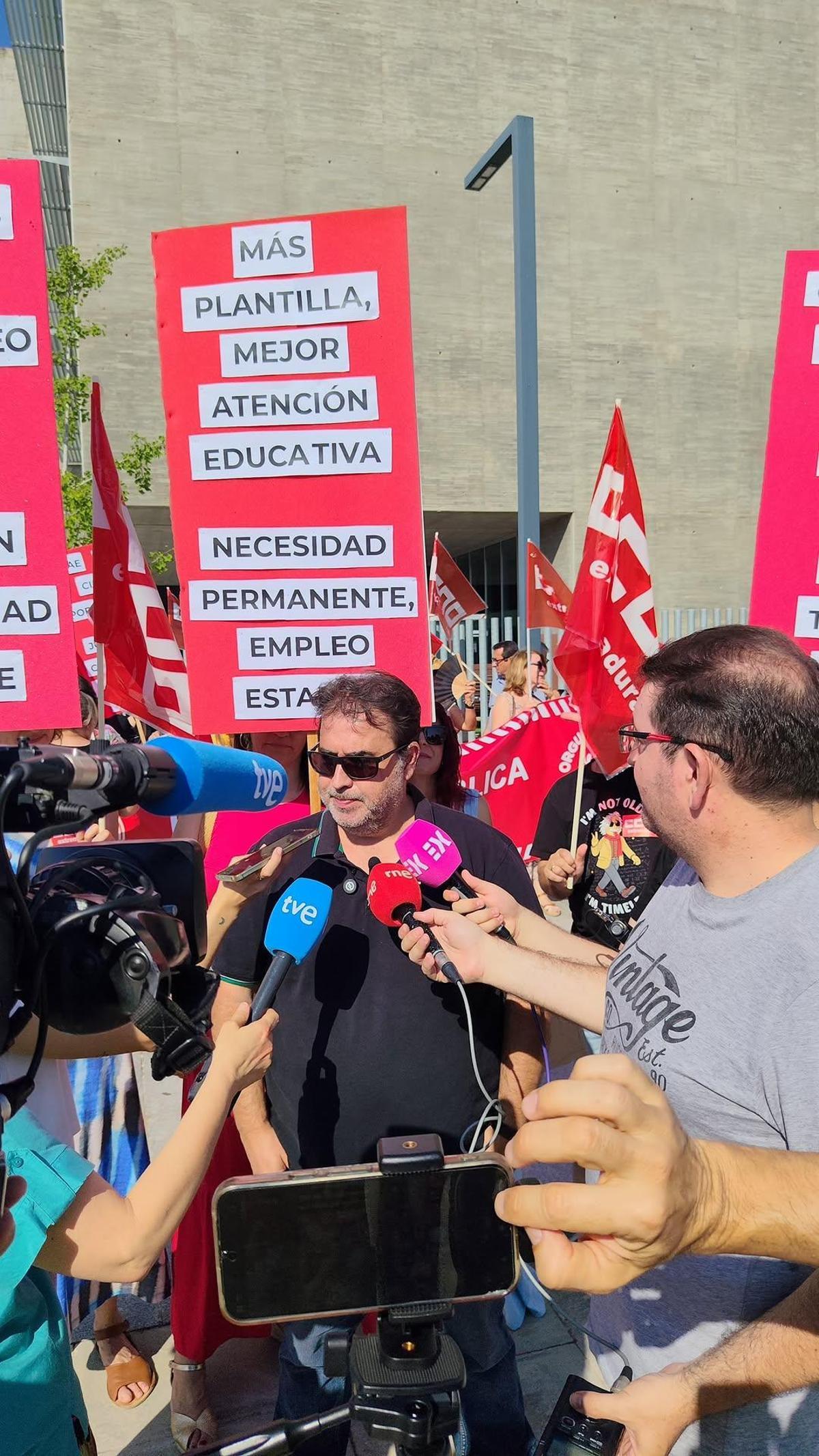 La protesta del personal de apoyo educativo ante Educación, en imágenes