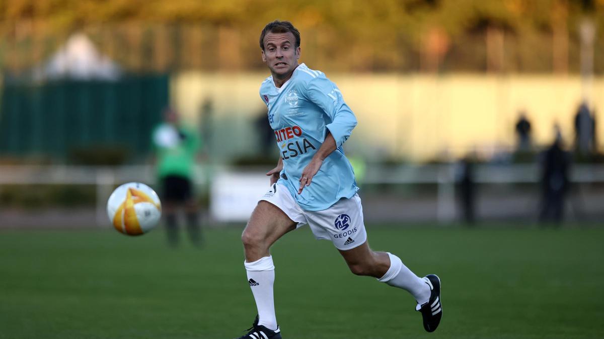 Macron anota un gol de penalti en un partido de fútbol benéfico.