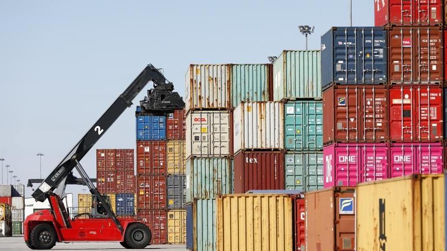 El déficit comercial se reduce a la mitad y las exportaciones vuelven a marcar récord