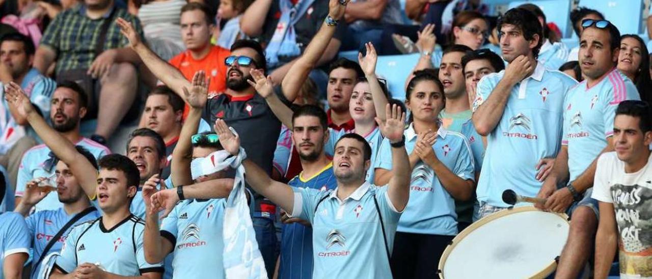 Miembros dela peña Centolos Celestes animan al Celta durante el partido inaugural ante el Leganés. //Marta G. Brea