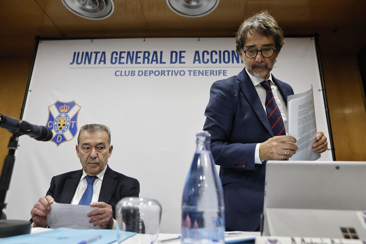 Paulino Rivero (izquierda) y Octavio Cabrera (derecha) antes de la Junta Extraordinaria de febrero.