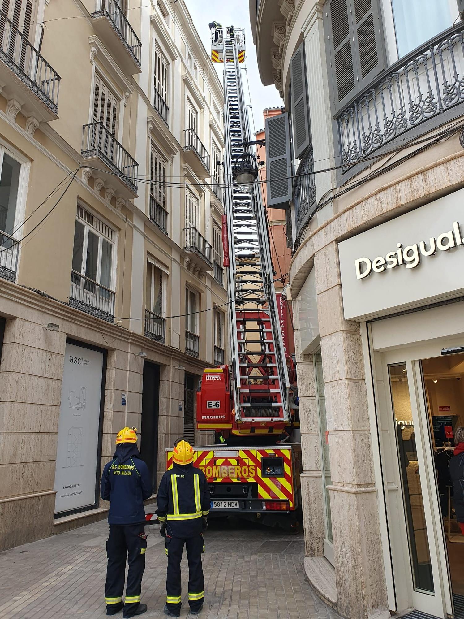 Intervenciones de los bomberos por caídas de cascotes y elementos de fachadas a causa del viento.